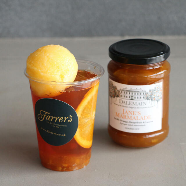 ＜Farrer’s＞  レイクランド・ビターオレンジティー(オレンジアイスをのせて） 990円（1杯、日本製）※各日100杯限り【伊勢丹新宿店『英国展 2026』】