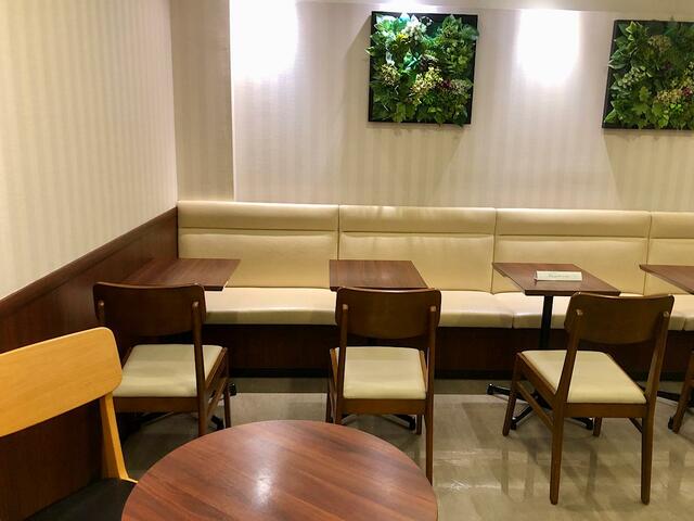 【ドトールコーヒーショップ】店内は清潔で落ち着ける雰囲気　リラックスできる音楽も流れており、気持ち良く朝ごはんが食べられます