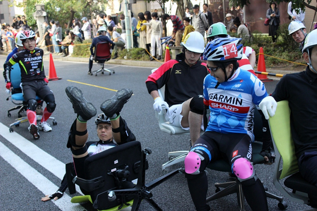 いす同士の熾烈な戦い! 「いす-1」グランプリの模様