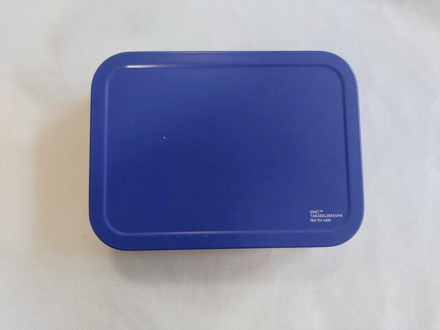 裏面は、濃いめのブルー