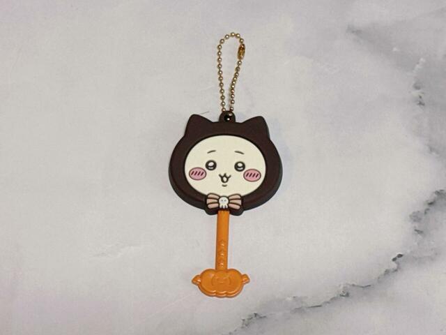 ハロウィン仕様で黒猫の仮装をしたちいかわ。かわいすぎる〜！