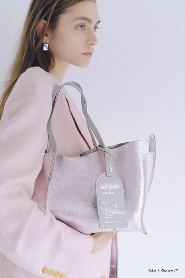 【銀座かねまつ×ムーミン】ミディアムレザートートバッグ／サイズは約縦20×横26×マチ14cm。本体は銀座かねまつ人気のリバーシブル仕様！