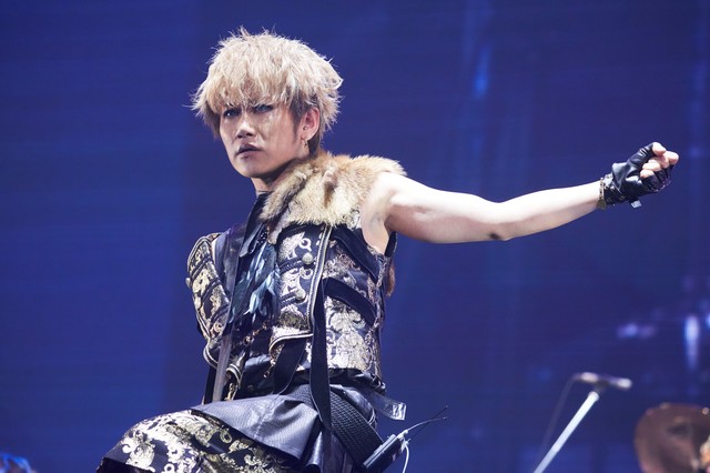 歌っているときはキリッとしているYOMI（Vo)【撮影：宮脇進】 