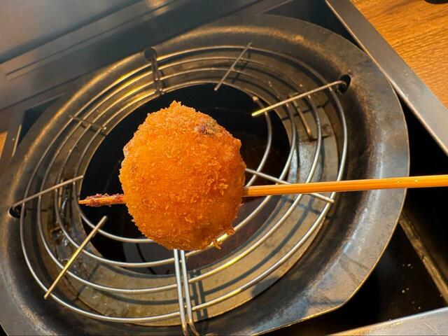 【くし葉 食べ放題】外はカリッ、中はとろっ♪串に刺さったたこ焼きは、ソースや塩で味変しながら楽しめる一品◎