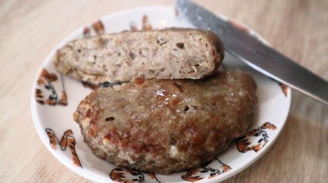 【ローソンストア100  ハンバーグ（2個入）】表面の油分と端のこんがり感が食欲をそそります！ 