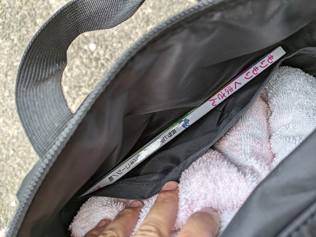 【GU ナイロンツイルバックパック+E】内側には薄くて幅広の内ポケットも！上部のファスナーを開けて出し入れできる