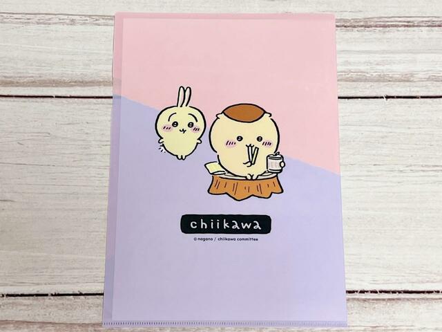 【ちいかわ100円雑貨】裏面はチータラを食べているくりまんじゅうをじっと見つめているうさぎです♡