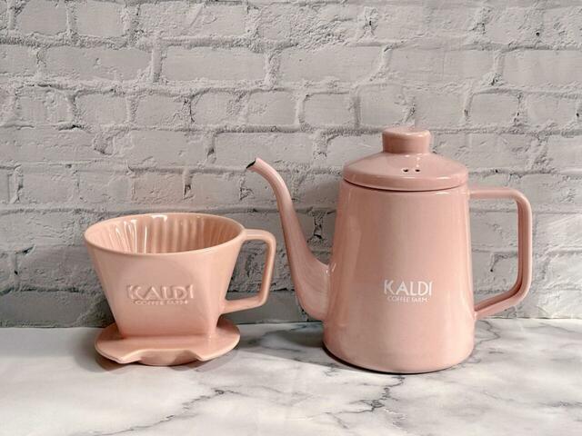 ドリッパーは美濃焼、ケトルはホーローなので、お揃いカラーでも質感が異なり、これもまた良い〜！