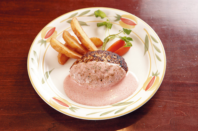 手づくりハンバーグの店 とくら（京都／桂川）　めんたいこマヨネーズ（180g） 945円 コクのある味わいの自家製マヨネーズソースに絡む、明太子のピリっとした辛みがアクセント。