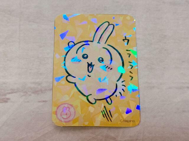 【ちいかわ キラだッッ ホログラムカードメーカー】ウラララと元気なうさぎは、ホロが際立つ四角と三角柄のホロに♪