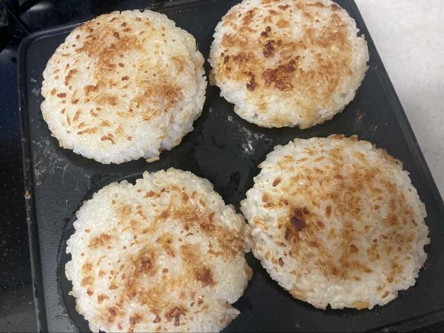 【小笠原陸兆　おにぎり焼き器】表面がこんがりと焼けていて、食欲がそそられます。