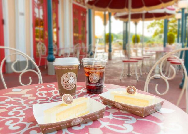 カフェ＆スウィーツセット コーヒー/アイスコーヒー＆チーズケーキ 1,300円｜東京ディズニーリゾート「ディズニー・スウィートモーメント・カフェ」メニュー｜販売店舗：東京ディズニーランドスウィートハート・カフェ」｜発売日：2025年11月1日（土）