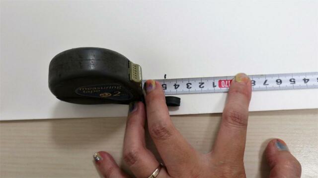 【ニトリ リノベウォールシート】切るために、シートの裏紙に少し大きめに印をつけます