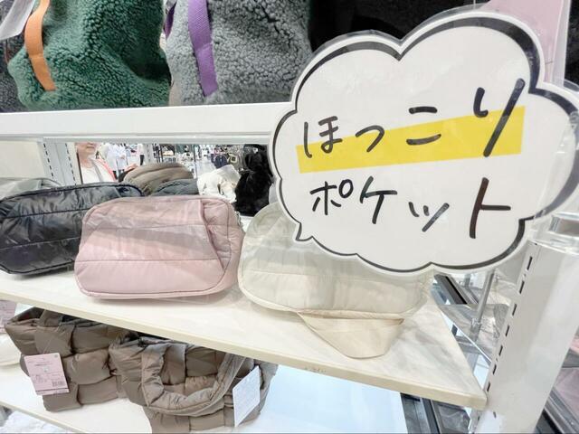 【ワークマン 中綿ポケットショルダー】寒い時に手を入れられる“ほっこりポケット”付きのユニークなバッグです♪