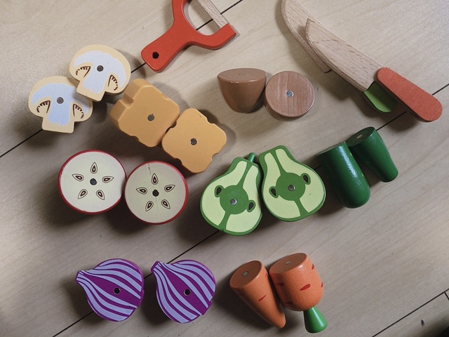 【日本知育玩具研究所 木製 おままごとセット】断面もかわいらしくデザインされています