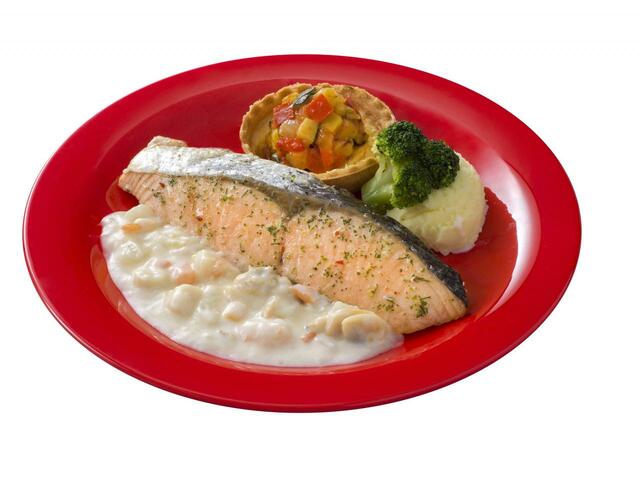 「クイーン・オブ・ハートのバンケットホール」サーモンのオーブン焼き、シーフードクリームソース