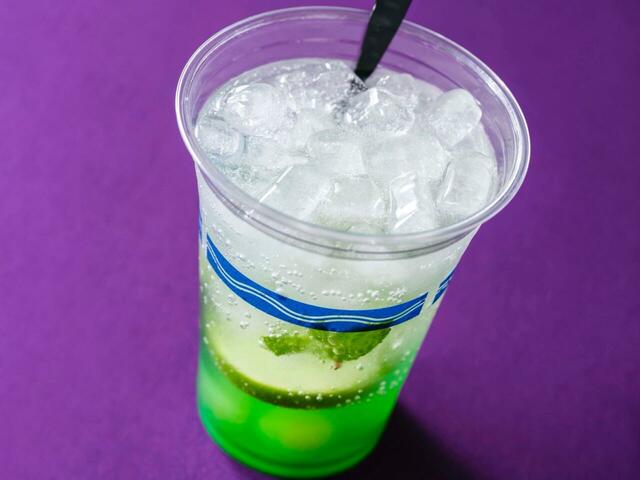 スパークリングカクテル（マスカットリキュール＆グレープ） 830円｜東京ディズニーリゾート「ディズニー・ハロウィーン」スペシャルメニュー｜販売店舗：東京ディズニーランド「ラ・タベルヌ・ド・ガストン」｜販売期間：2025年9月16日（火）〜10月31日（金）