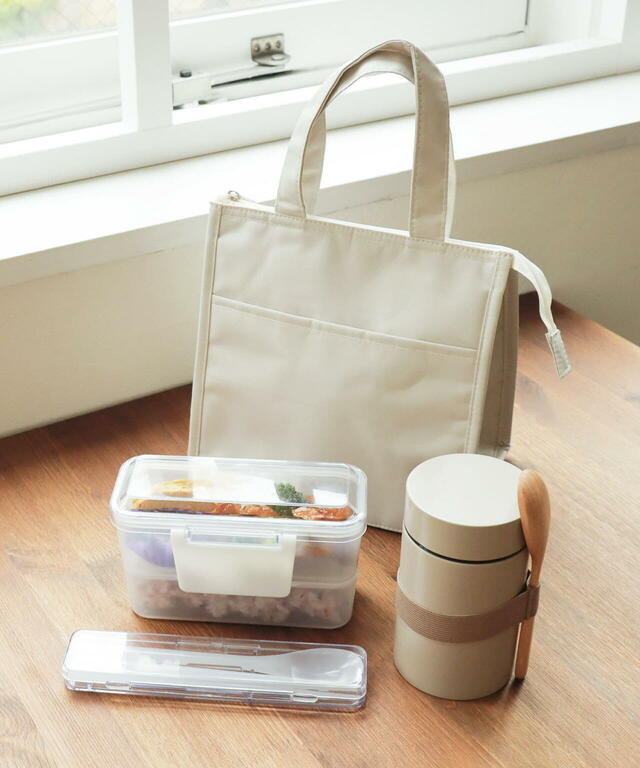 【3COINSの保冷バッグ売れ筋ランキング 1位】「マチ広ランチバッグ」550円（税込）
