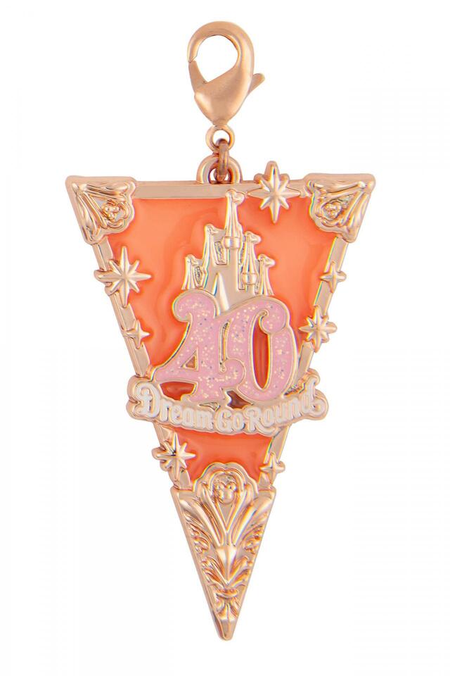 モーメンツゴーラウンド チャーム 900円｜東京ディズニーリゾート40周年“ドリームゴーラウンド”グランドフィナーレ スペシャルグッズ｜発売日：2024年1月23日（火）｜販売店舗：東京ディズニーランド「プラネットM」、東京ディズニーシー「ベッラ・ミンニ・コレクション」