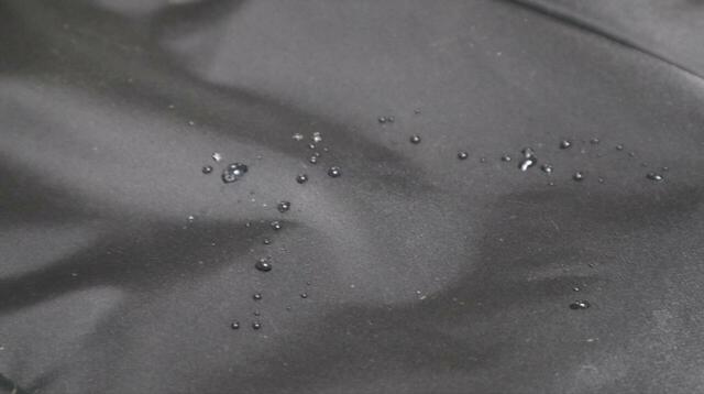 【無印良品 肩の負担を軽くする撥水ナイロンビジネスリュックサック】表面は撥水加工。急な雨でも安心して使えます！