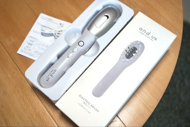 【3coins　電気ブラシ】内容物（本体/説明書/充電コード）