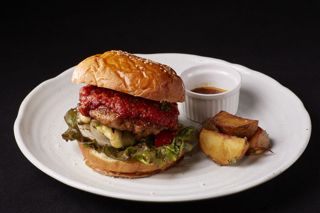 自家製サルシッチャとたっぷり野菜の激辛アラビアータバーガー