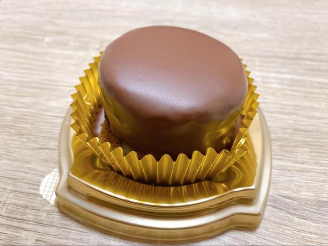 【ファミリーマート ザッハトルテ】杏ジャムのアクセントが素晴らしい!