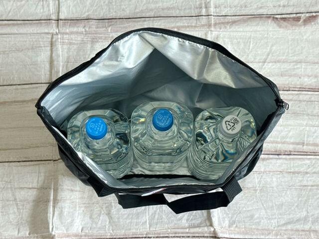 2Lのペットボトルが3本収納できるビッグサイズ！