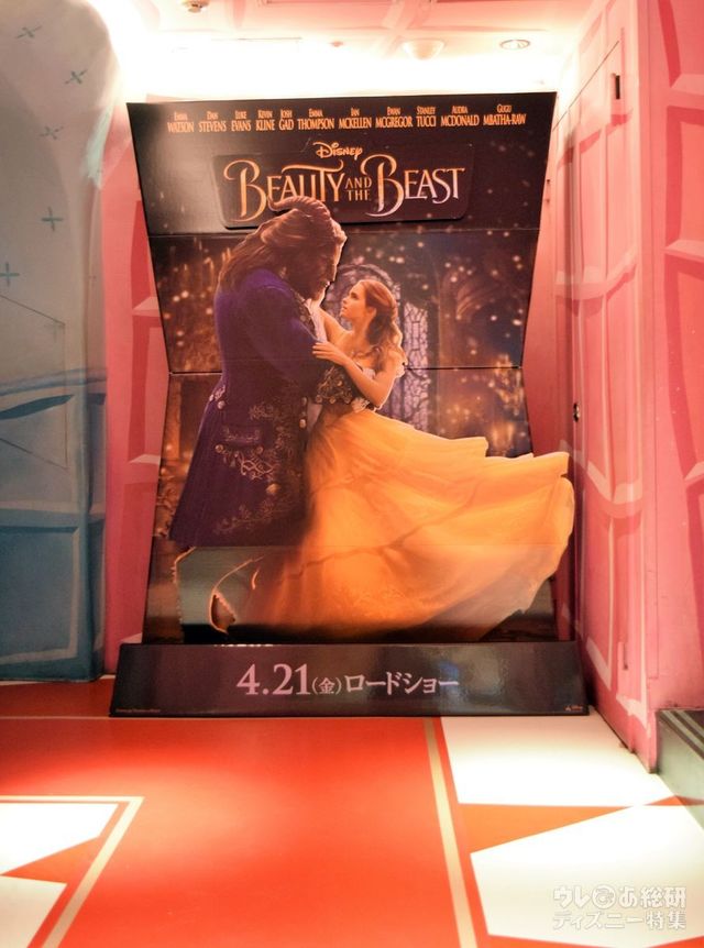 実写映画の大きなパネル