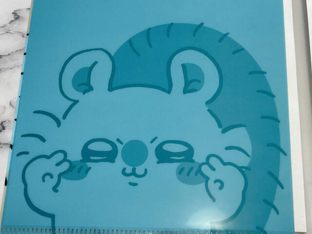 自信満々にかわい子ぶったピースをするモモンガがキュート!