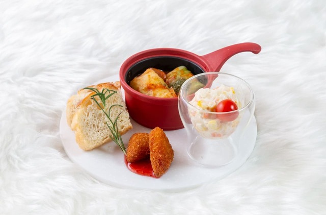 【サンリオキャラクターズ ガーデンカフェ】「ホワイト&ベリーのアフタヌーンティーセット」スタンド下段