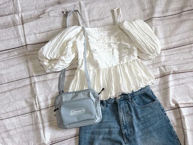 フェミニンなオフショルトップスも、ワイドデニムとショルダーバッグに合わせればカジュアルな印象に♪