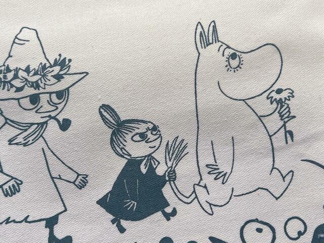 リトルミイはムーミンの尻尾を持っています！リトルミイらしい♪