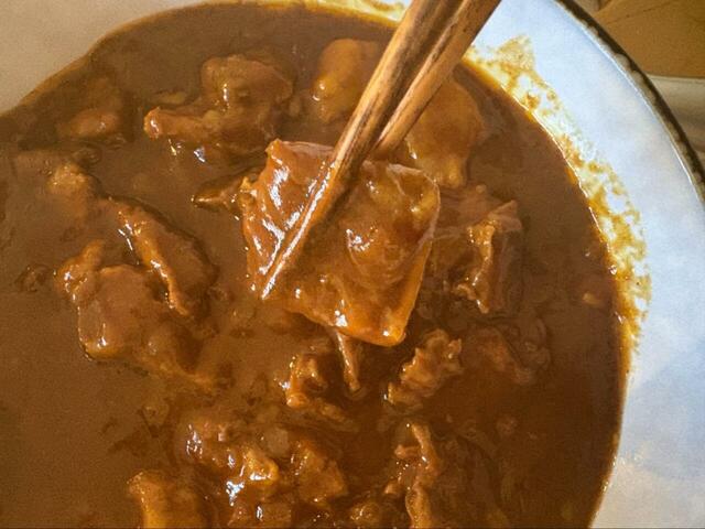 【ロピア お肉屋さんの牛肉カレー】お箸でつまんでみると、市販の冷凍カレーとはまったく異なる存在感の大きさに驚かされます!