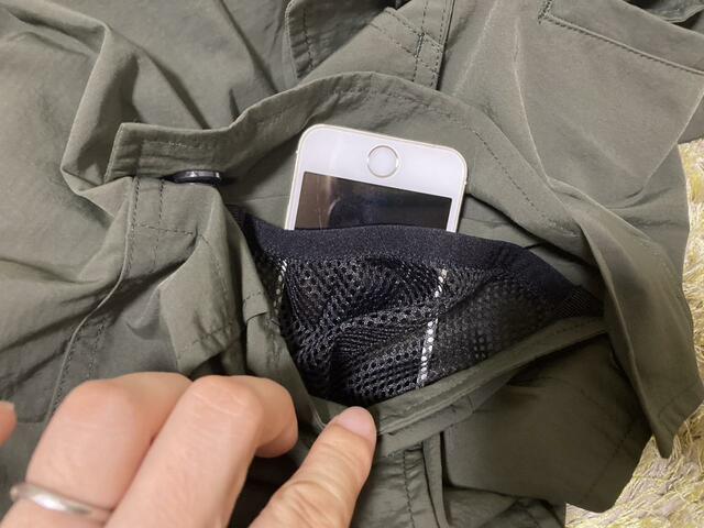 【ワークマン M47タイプユーティリティカーゴパンツ】太もものポケットの内側には、スマホやペットボトルを収納できるメッシュポケットが
