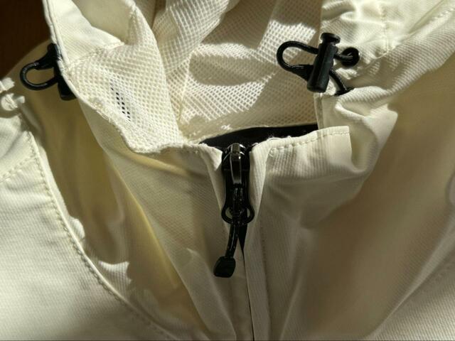 【ワークマン トラベルシェルウォームジャケット】フード部分のアジャスターは硬すぎず使いやすい