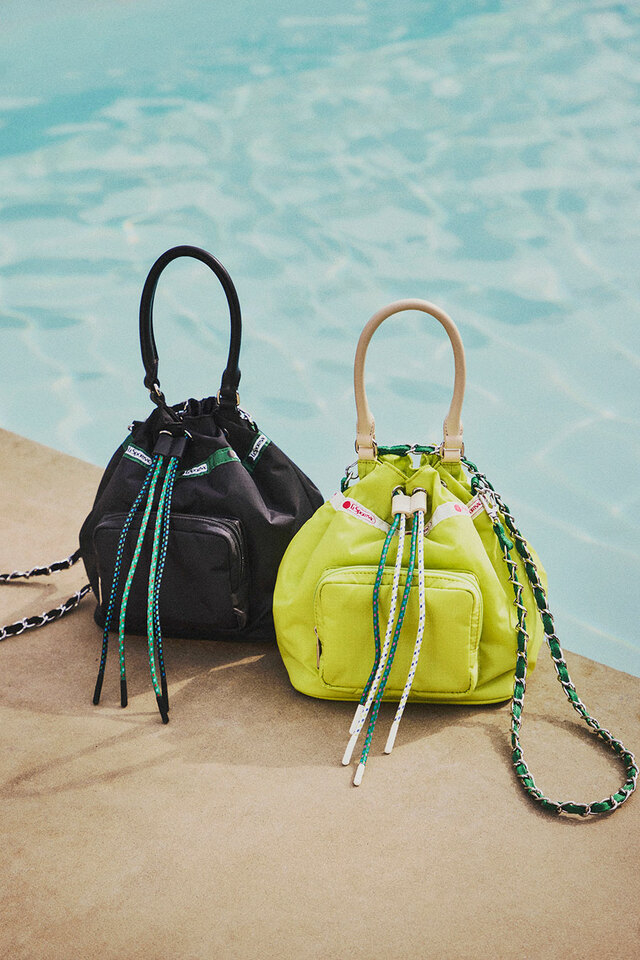 【LeSportsac／レスポートサック アトリエ2026春夏新作】DBL Drawst Chain Bag／H20×W19×D15cm Black/Citrus 各￥33,550