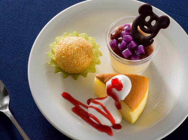 スペシャルデザート(胡麻団子、台湾カステラ風ケーキ、豆花(トウファ)) 520円｜提供店舗：東京ディズニーシー「ヴォルケイニア・レストラン」｜東京ディズニーリゾート「ディズニー・ハロウィーン」2022スペシャルメニュー