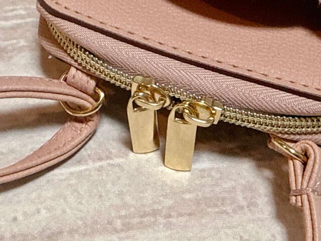 Wファスナーで開閉する仕様【VIS フラワーカットスマホショルダー PINK】