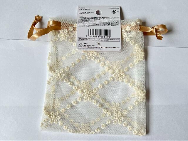 【セリア 巾着 韓国風レース】中が完全に透けて見えるので、中にケースがかわいいコスメなどを入れるとさらにかわいくなる