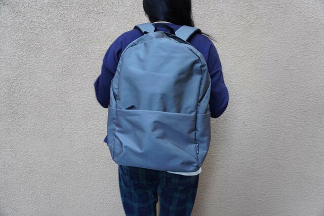 女性が背負ってみたところ