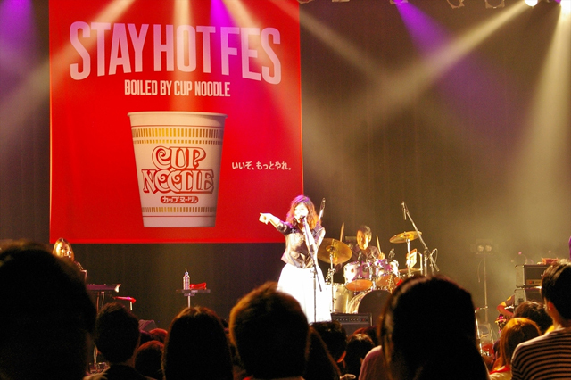 カップヌードル食べ放題フェスに出演した西内まりや