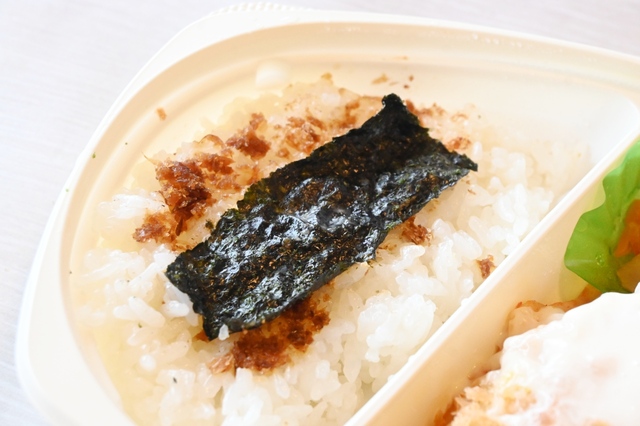 【ライフの冷凍弁当／海苔弁当】海苔が主張しすぎず、それでいてちゃんと海苔弁当らしいおいしさを楽しめます