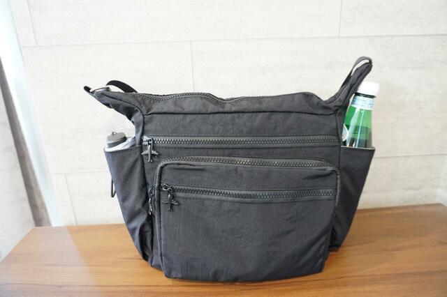 両サイドにもサイドポケットがある