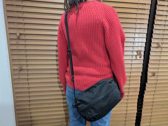 【無印良品 背面ポケット付き　撥水ショルダーバッグ】カラーはチャコールグレー、黒、ライトベージュ、ライトグリーン。3月にはスモーキーブルーが登場するそう