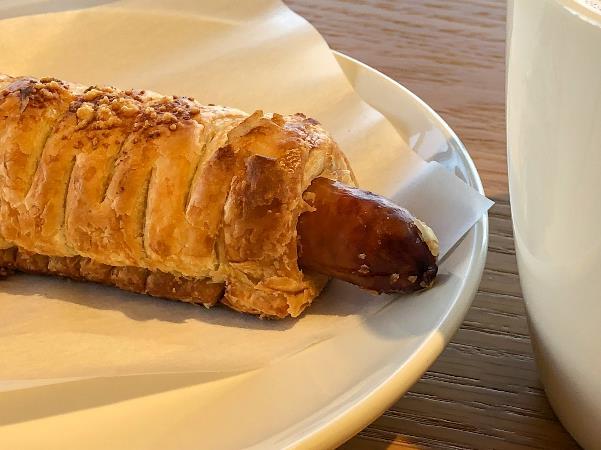 【スターバックス あらびきソーセージパイ】はみでるソーセージが美味しそう 香ばしい香りを楽しめます