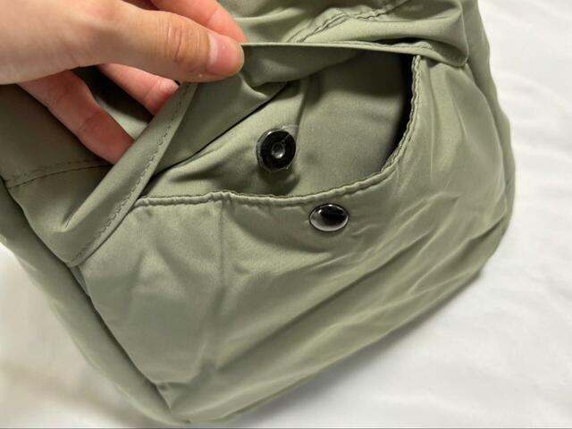 【UNIQLO：C　ミニショルダーバッグ】外ポケットはボタンで開閉するタイプ。フラップがあり、ボタンは見えないようになっています