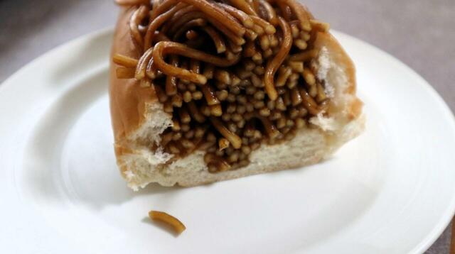 【ラ・ムー 焼きそばドッグ】切って断面を見ると、下まで麺がぎゅうぎゅうです！