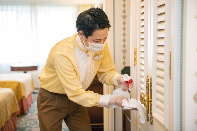 キャストが客室内を清掃・消毒する様子