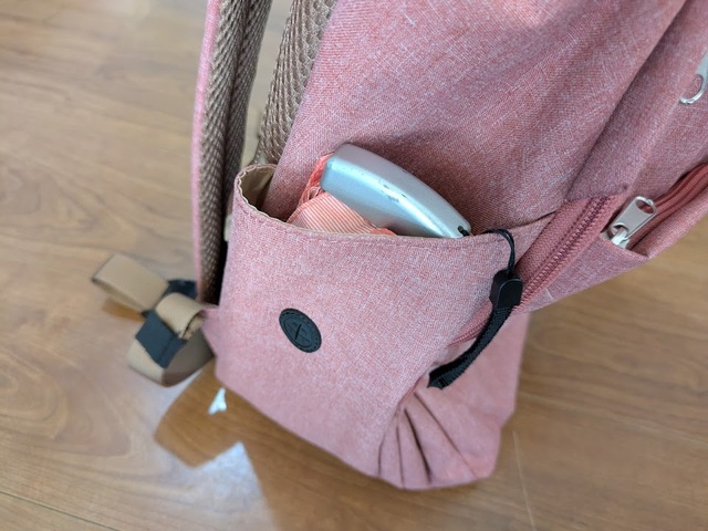 【ワークマン×フルクロ　たためて自立する撥水デイリュック】サイドポケットは左右で高さが違い、使い分けが可能！高い方は折りたたみ傘を入れるとちょうどいいバランスです